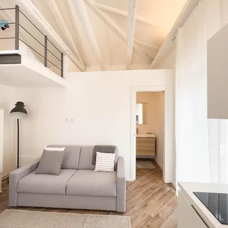 Basovizza 3 Angelica Tirabora Short Rent *