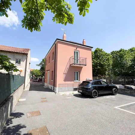 Basovizza 3 Angelica Tirabora Short Rent *