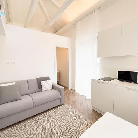 Basovizza 3 Angelica Tirabora Short Rent